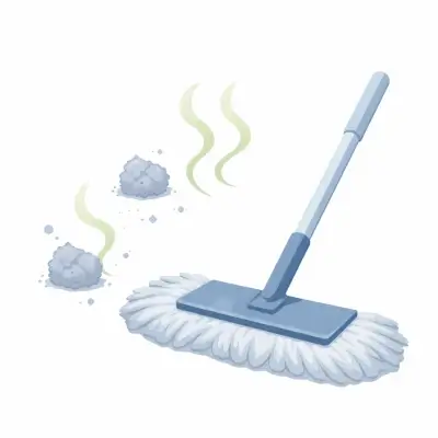 白背景に、青いモップ（フロアワイパー）と、近くに灰色のほこりの塊が2つ描かれ、ほこりから臭気を示す淡い波線が立ちのぼっている。